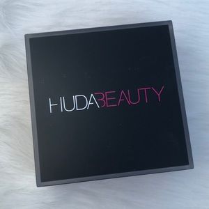 Huda Beauty Easy Bake Powder in Cinnamon Bun